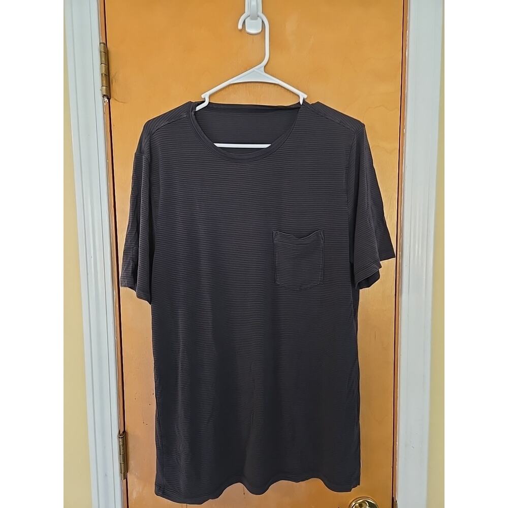 Vuori Short Sleeve Tech Black Shirt Gym Training Workout Striped Men's Size MED